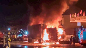 Quảng Nam: Ô tô tải và xe container cháy trơ khung khi đỗ trước cây xăng