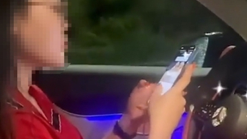 Xử phạt nữ tài xế Mercedes buông 2 tay, 'dán mắt' vào điện thoại để quay TikTok