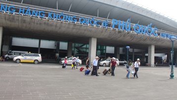 Kiên Giang: Nhân viên sân bay Phú Quốc trả lại tài sản cho khách để quên trên máy bay