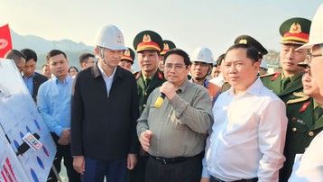Thủ tướng thị sát dự án nhà máy thuỷ điện Hoà Bình mở rộng