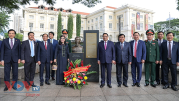 Thủ tướng và Phu nhân dâng hoa tưởng niệm tại Tượng đài Chủ tịch Hồ Chí Minh và thăm Vườn thực vật Singapore