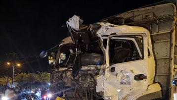 Bình Định: Xe khách va chạm với xe tải, 13 người bị thương