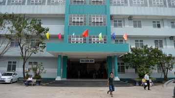 Quảng Nam: Nữ bệnh nhân 60 tuổi rơi từ tầng cao bệnh viện tử vong