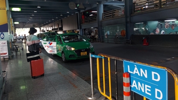 Đề nghị ngừng thu phí mới đối với taxi tại sân bay Tân Sơn Nhất