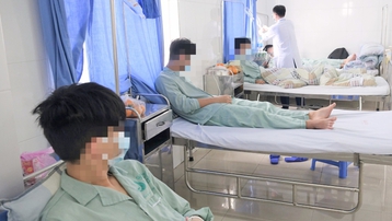 Quảng Ninh: Bốn nam sinh nhập viện do hút thuốc lá điện tử