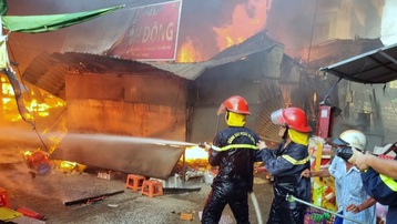 Vụ cháy chợ ở Đồng Tháp làm 16 kiốt tạm bị cháy
