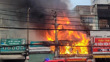 Cháy lớn gần bến xe Miền Đông khiến nhiều người hoảng loạn