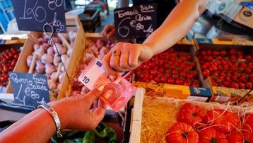 Gần một nửa người Pháp thu nhập thấp phải cắt giảm bữa ăn trong ngày vì lạm phát