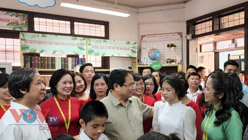 Thủ tướng Phạm Minh Chính thăm và tặng quà cho các em học sinh Trung tâm hỗ trợ phát triển giáo dục hòa nhập cộng đồng và Trường TPLD Hermann Gmeiner Hà Nội