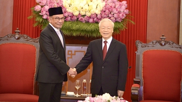 Tổng Bí thư Nguyễn Phú Trọng tiếp Thủ tướng Malaysia Anwar Ibrahim