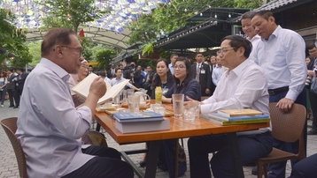 Thủ tướng Việt Nam và Thủ tướng Malaysia thăm phố sách, thưởng thức cafe Hà Nội