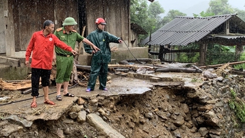 Công an Lai Châu giúp dân khắc phục hậu quả mưa lũ