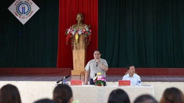 Thủ tướng Phạm Minh Chính đến thăm Trường phổ thông dân tộc nội trú Tu Mơ Rông
