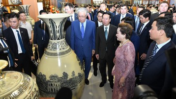 Chủ tịch nước Võ Văn Thưởng và Tổng thống Kazakhstan thăm làng nghề gốm Chu Đậu