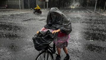 Trung Quốc đối mặt nguy cơ bão kép, nâng cảnh báo bão “Saola” lên mức cao nhất