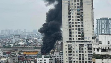 Nhà 6 tầng lại cháy giữa Thủ đô, khói bốc cao đen kịt