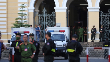 Hàng trăm người tập trung trước cổng Tòa theo dõi phiên xử Nguyễn Phương Hằng