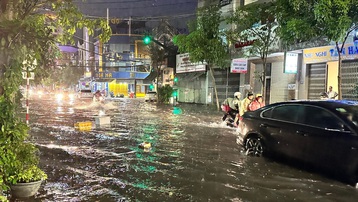 Mưa lớn bất ngờ, nhiều tuyến đường ở thành phố Quy Nhơn ngập cục bộ