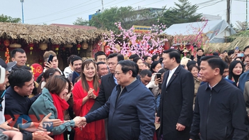 Thủ tướng Phạm Minh Chính thăm, tặng quà gia đình chính sách, công nhân, người lao động tại Thanh Hóa