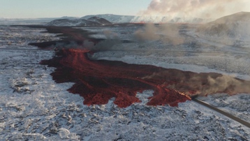 Ấn tượng hình ảnh núi lửa phun trào đỏ rực trên tuyết trắng ở Iceland 