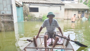 Nhiều nhà dân ở ngoại thành Hà Nội bị đảo lộn cuộc sống do nước ngập sâu kéo dài