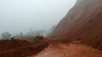 Mưa lũ gây sạt lở, ách tắc giao thông cục bộ tại một số địa phương vùng núi phía Bắc