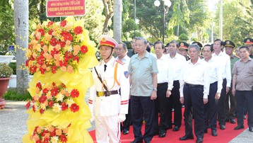 Chủ tịch nước dâng hương đền thờ Chủ tịch Hồ Chí Minh tại Trà Vinh