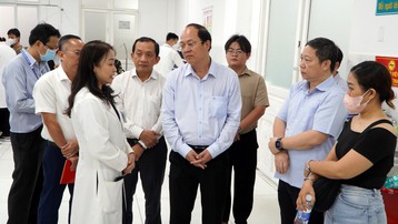 Phó Bí thư Thường trực Thành ủy TP.HCM Nguyễn Hồ Hải thăm nạn nhân vụ gãy cây