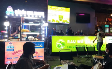Quán bar trên 'phố Tây' Bùi Viện bán cả rau, quả để bám trụ