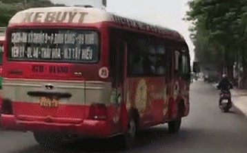 Buộc thôi việc 2 tài xế xe buýt chèn ép nhau trên đường