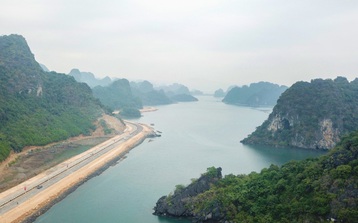 Quảng Ninh: Người dân háo hức check in hầm xuyên núi, cầu mới ngày đầu năm