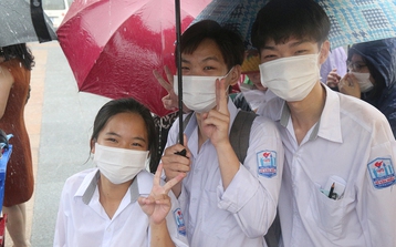 Muôn kiểu đội mưa đưa thí sinh ra khỏi phòng thi 