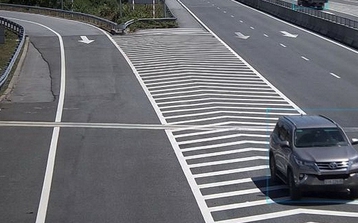 Phạt 17 triệu và tước giấy phép lái xe 6 tháng lái xe đi lùi trên cao tốc