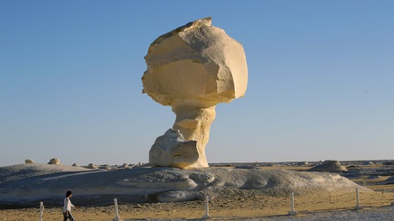 Những khối đá kỳ lạ ở sa mạc trắng