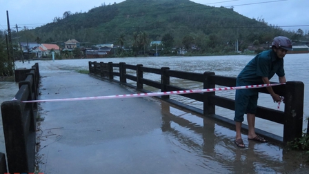 Quảng Ngãi: Mưa to, khẩn cấp di dời dân vùng ngập lụt, sạt lở