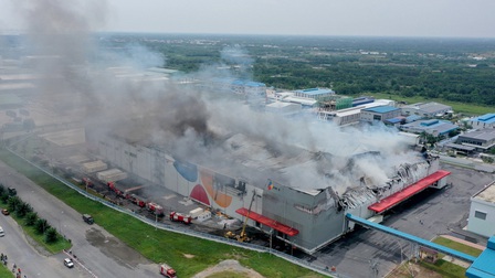 Cháy lớn trong khu công nghiệp Hiệp Phước: nhà xưởng hàng nghìn mét vuông bị thiêu rụi