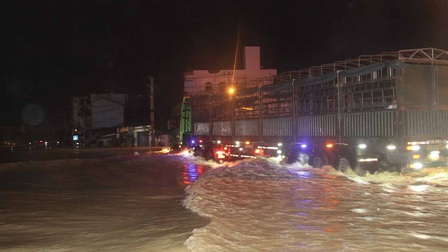 Bình Định: Nước lũ đổ về gây ngập lụt ngã ba Long Vân- cửa ngõ vào thành phố Quy Nhơn