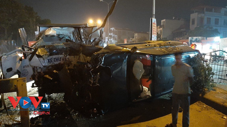 Hưng Yên: Xe Fotuner mất lái lao sang tông tử vong tài xế xe thư báo