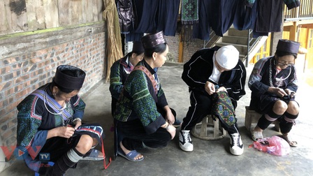 Đắm say hoa văn thổ cẩm của người H'Mông ở Lào Cai