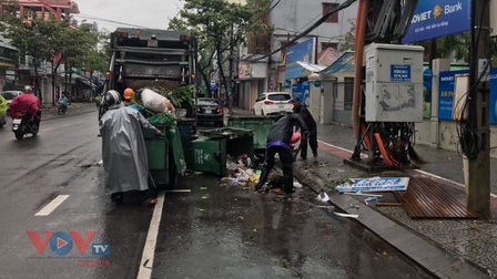 Đà Nẵng huy động gần 1.500 công  nhân dọn vệ sinh sau bão số 13
