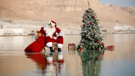 Ông già Noel "trồng" cây thông Giáng Sinh trong Biển Chết