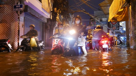 Triều cường tại TP. Hồ Chí Minh, nhiều đường sá, nhà dân ngập nặng