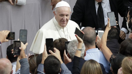 Vatican đòi Instagram giải thích việc Giáo hoàng 'like' ảnh người mẫu