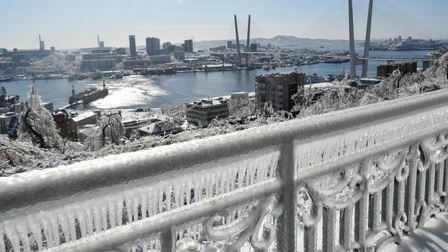 Vladivostok (Nga) hóa thành phố băng: Người xem trầm trồ, chính quyền cảnh báo nguy hiểm