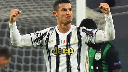 Ronaldo cân bằng thành tích của Messi