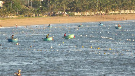'Trận địa lưới' bao vây khách tắm biển Bình Sơn - Ninh Chữ