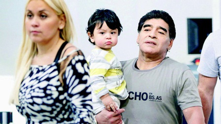 Cuộc chiến phân chia tài sản rắc rối giữa 11 người con Maradona