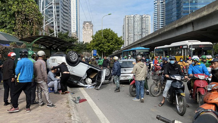 Hà Nội: Ô tô lật ngửa bụng sau tai nạn liên hoàn, 2 người bị thương