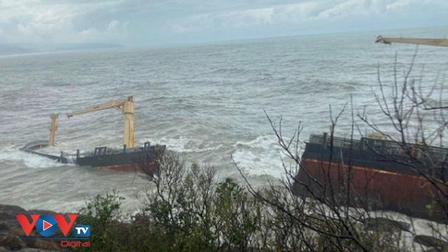 Ứng phó sự cố tràn dầu trên tàu Jakarta gãy đôi ở Thừa Thiên Huế
