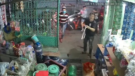 Một người đàn ông bị nhóm côn đồ truy sát ở quận Bình Tân
